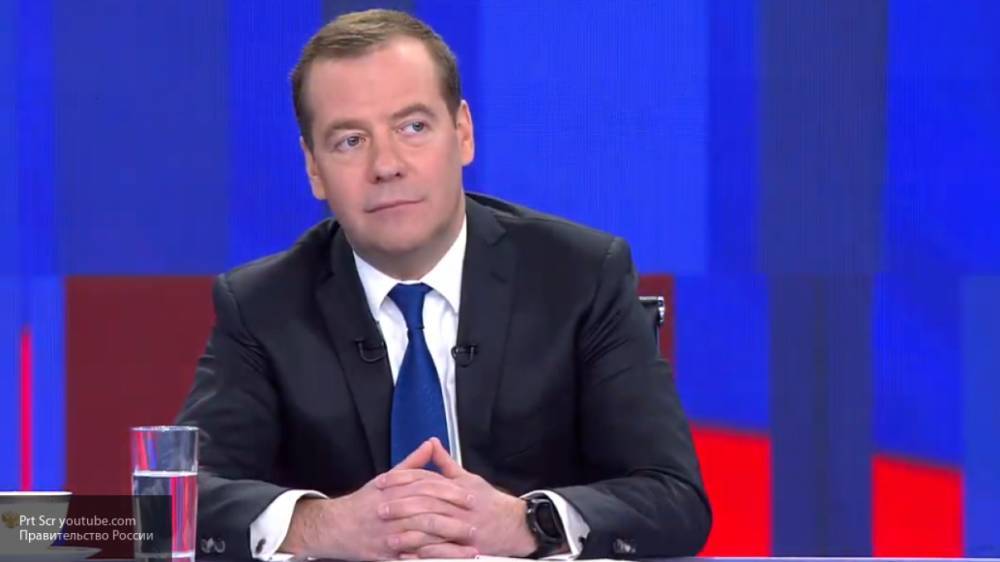 Медведев предложил выплачивать россиянам по 10 тыс. рублей ежемесячно