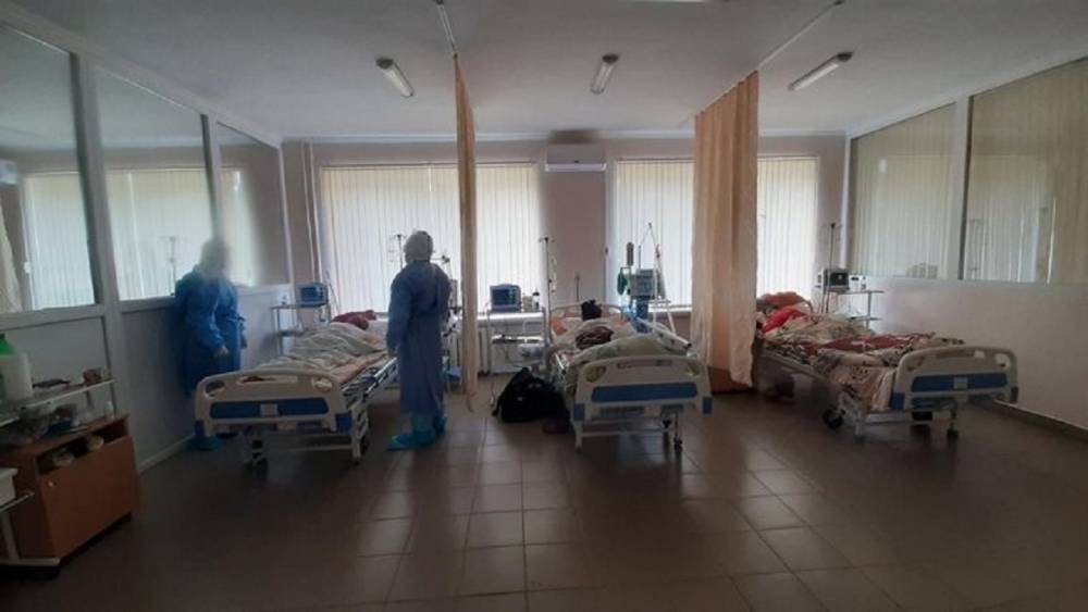 "В тяжелом состоянии, под аппаратами ИВЛ": сотни людей госпитализировали в Киеве