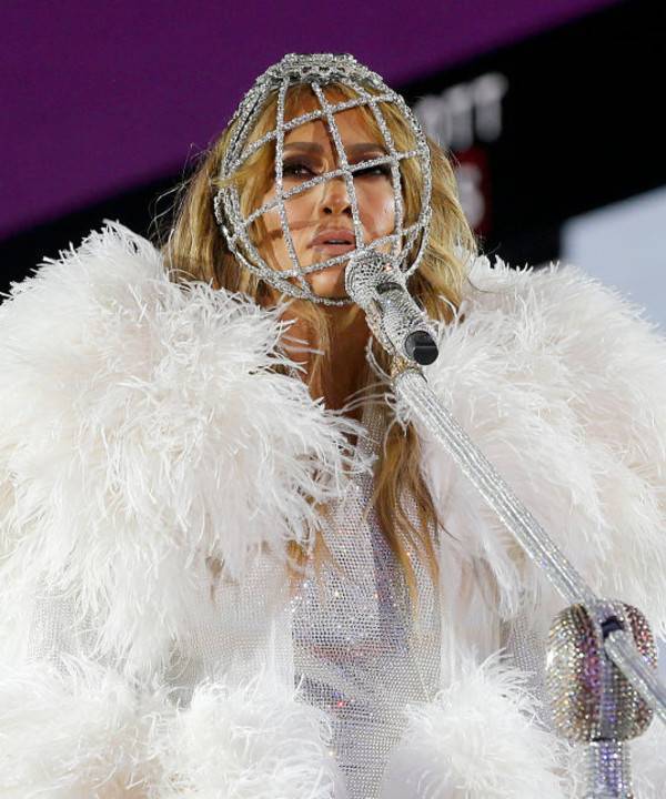 Облако из белоснежных перьев и бриллиантовая маска: головокружительный новогодний образ Дженнифер Лопес