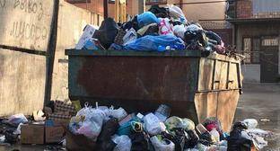 Отказ регионального оператора от работы осложнил вывоз мусора в Махачкале