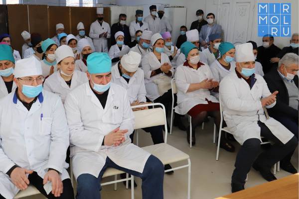 Медикам ЦРБ Табасаранского района вручили государственные награды за вклад в борьбу с коронавирусом
