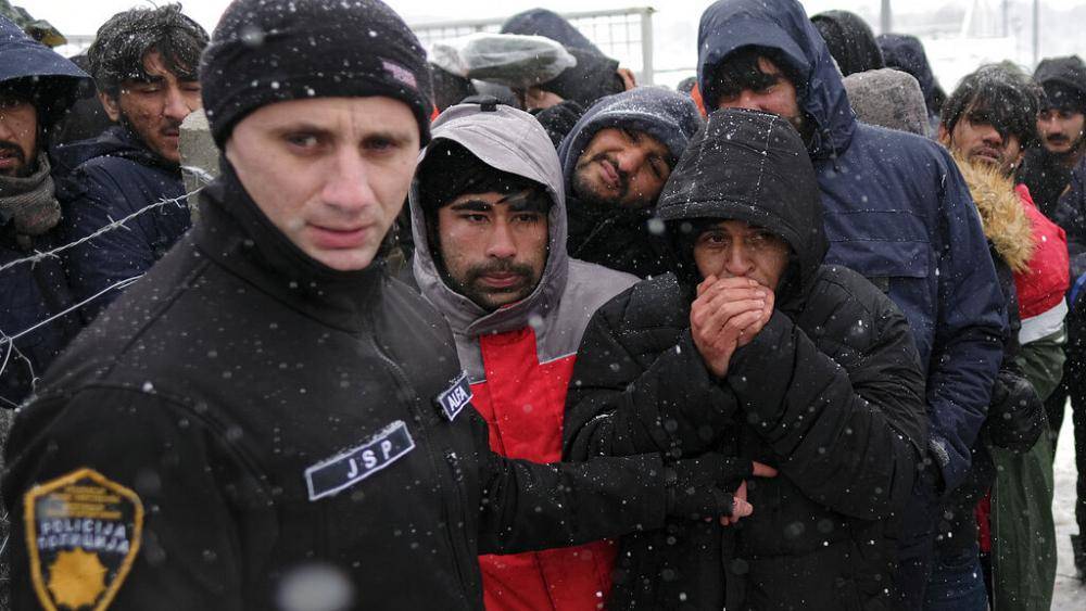 Мигранты из сгоревшего лагеря "Липа" ждут спасения