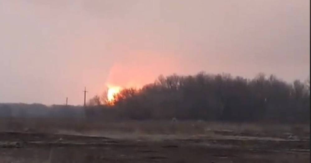 Мощный взрыв в Полтавской области: пожар продолжается, специалисты проверяют загрязненность воздуха