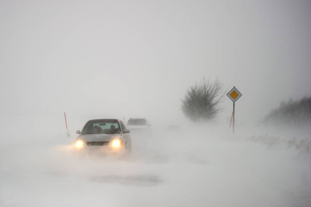 Пробка из более тысячи машин образовалась в Японии из-за мощного снегопада