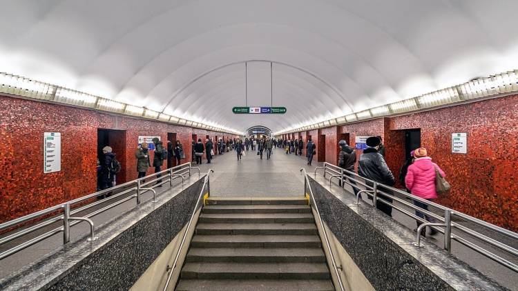 Пассажирам метро Петербурга напомнили о закрытии станции "Маяковская"