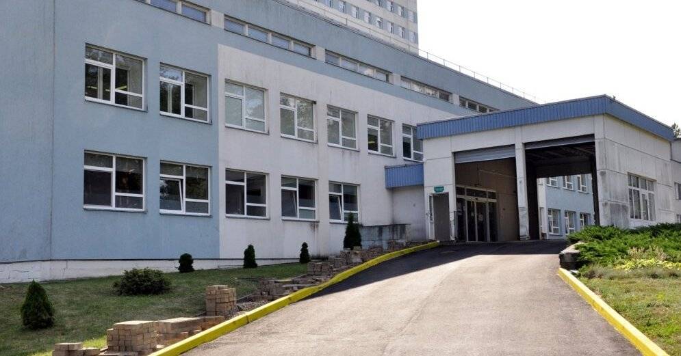 На территории Даугавпилсской больницы устанавливают модульные здания для пациентов с Covid-19