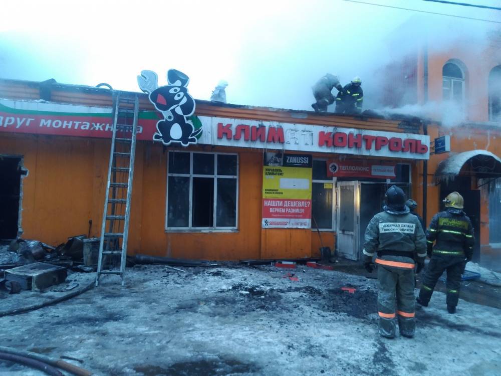 Горевшее в Тверской области здание бывшего пожарного депо тушили пожарные из районов и Подмосковья
