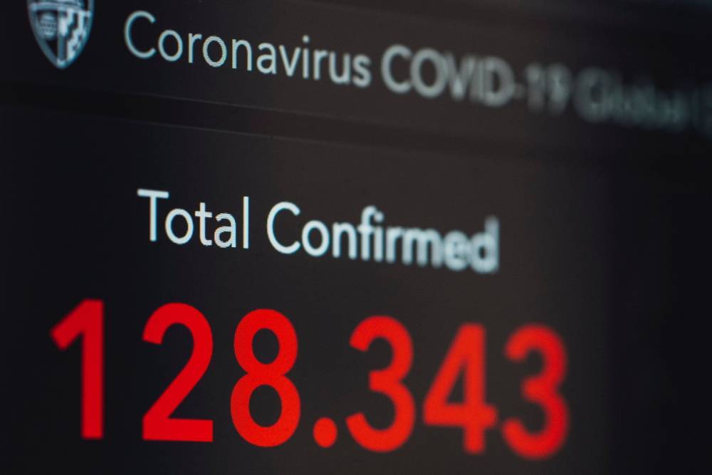 Врач прогнозирует рост случаев COVID-19 после новогодних праздников