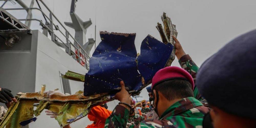 Две трагедии за один день. Авиакатастрофа и оползень унесли жизнь более 70 человек в Индонезии — фоторепортаж