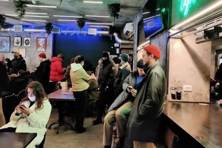 Пять баров в центре Петербурга накажут за работу ночью
