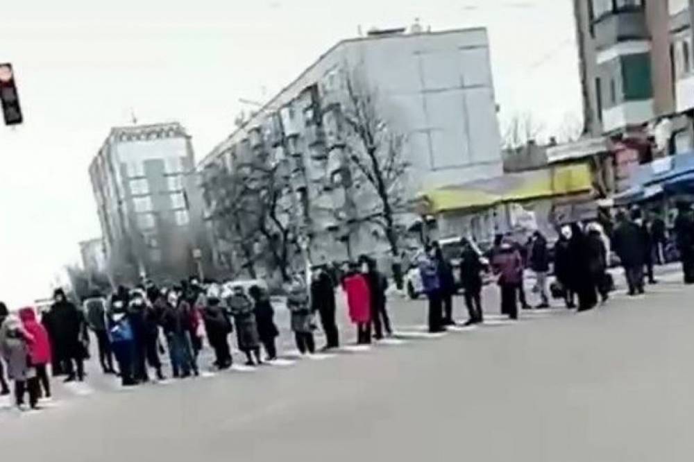 Жители еще одного города Харьковской области вышли на протест из-за высоких цен на газ. Видео