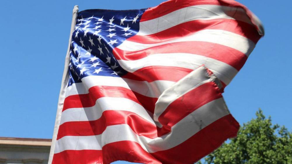 Трамп распорядился приспустить флаги в честь погибшего в Капитолии офицера