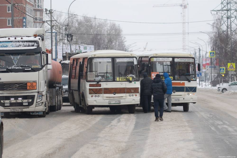 Две маршрутки столкнулись на улице Елизаровых в Томске