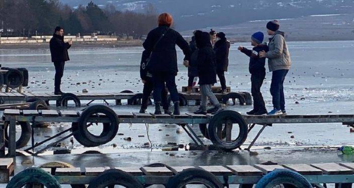 Власти призывают людей не ходить по льду замерзшего озера Базалети