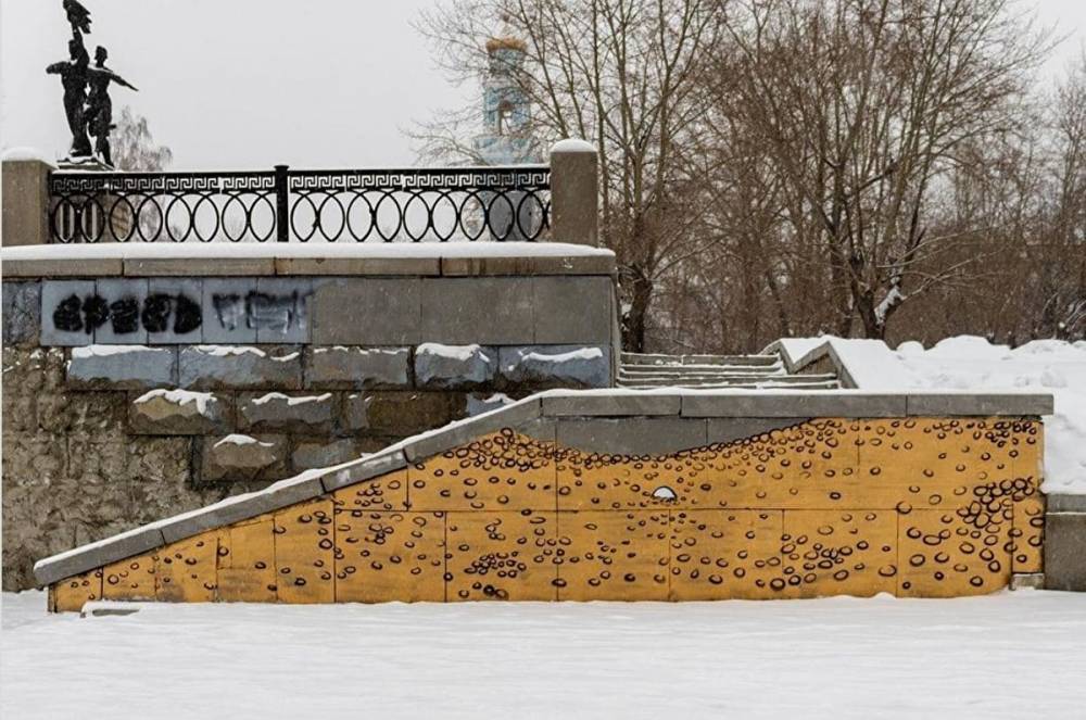 В Екатеринбурге снова появился «патриарх Кирилл», купающийся в море из монет