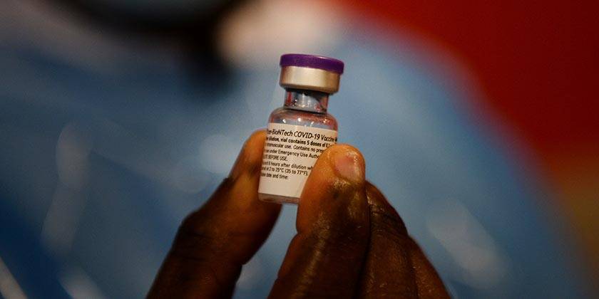 Минздрав сообщил, когда больничные кассы начнут вакцинировать людей старше 55 лет