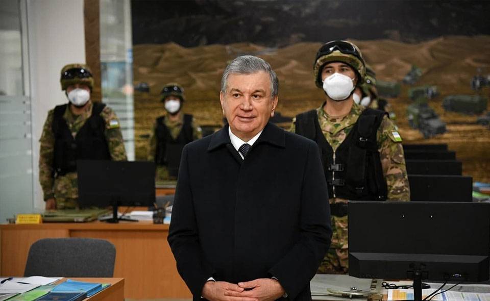 Мирзиёев посещает с рабочим визитом Джизакскую область. Первый пункт визита – артиллерийская бригада. Фотолента