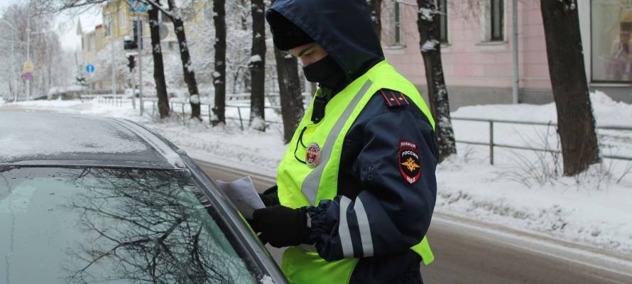 Таксист в Петрозаводске получил штраф за непристегнутого ребенка