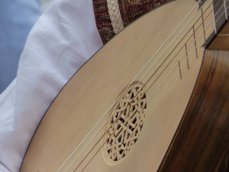 Житель Ростова освоил мастерство создания музыкальных инструментов средневековья