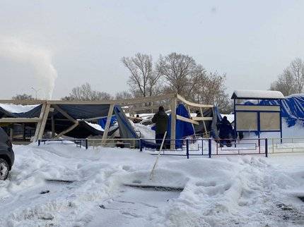 В Уфе на детской площадке под тяжестью снега рухнула временная конструкция