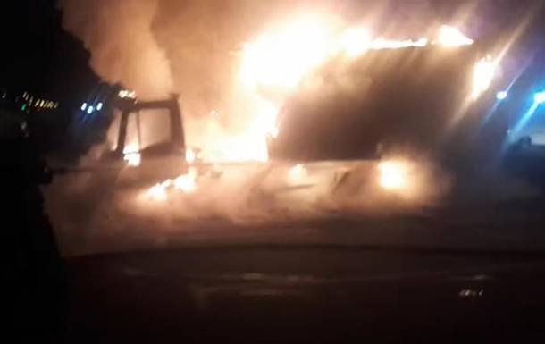 В Киеве ночью сгорел грузовой автомобиль