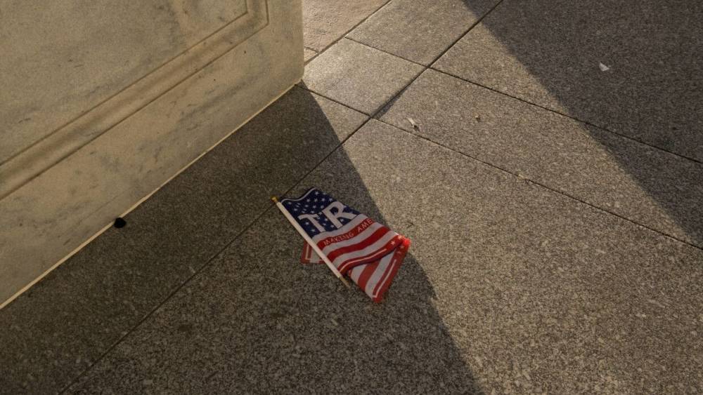 Художник из США создал картину со сломанным флагом после штурма Капитолия