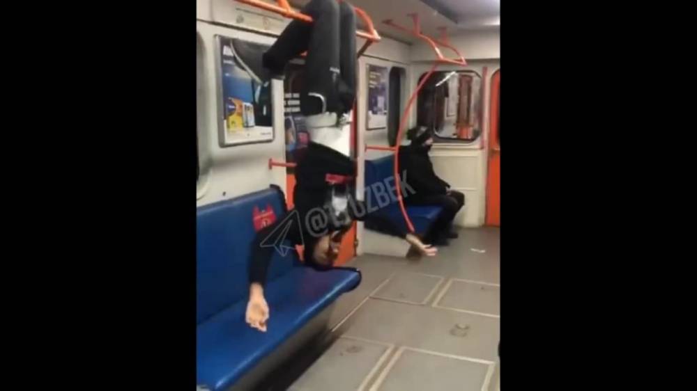 Дикие крики. В Ташкенте два школьника устроили постановку в вагоне метро для развития страницы в Instagram