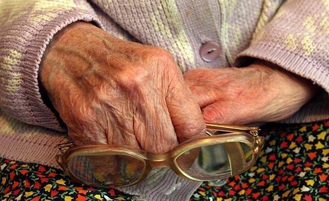 Старая и одинокая: как из-за небольшого долга 89-летняя рижанка лишилась жилья