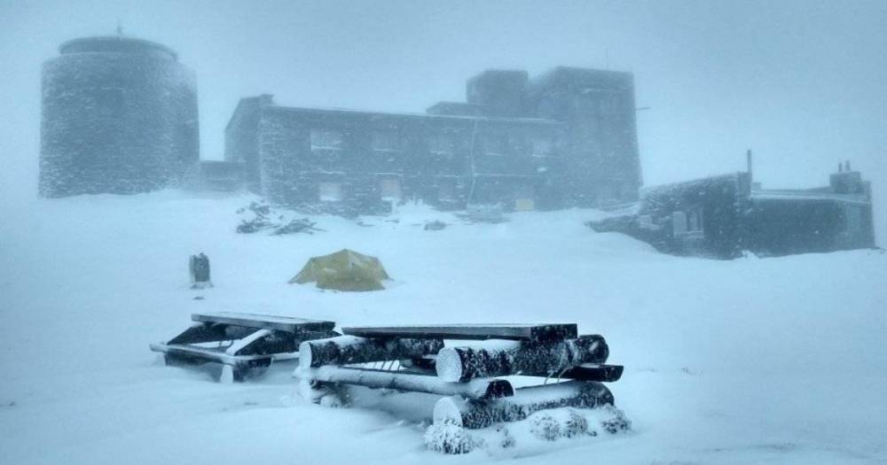 В Карпаты пришла настоящая зима: как спасатели помогают туристам во время снегопада