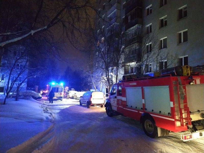 Восемь человек погибли при пожаре в многоэтажном доме в Екатеринбурге