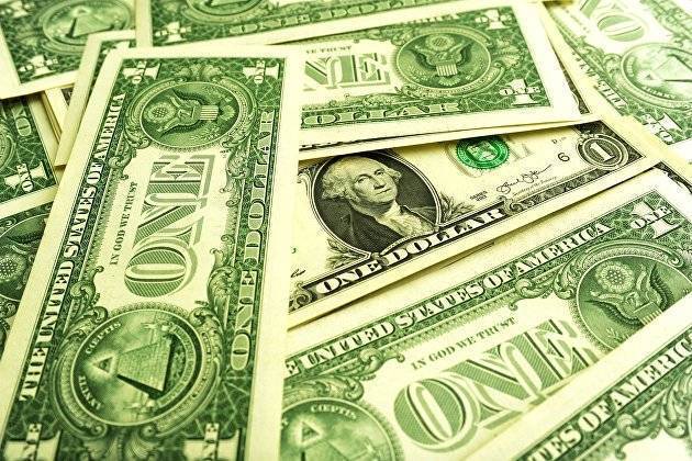 Доллар растет на повышении доходности гособлигаций США