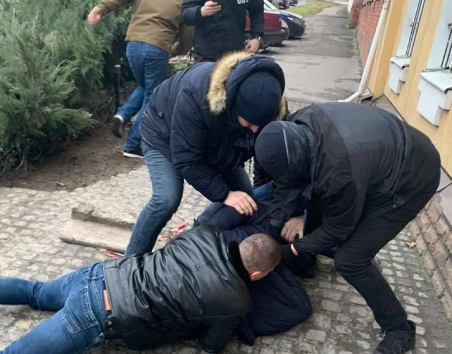 На крупной взятке задержали руководителя прокуратуры в Запорожской области