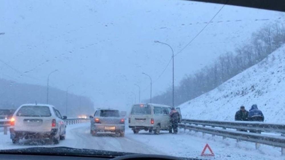 Снегопад во Владивостоке стал причиной аварии с участием 11 машин