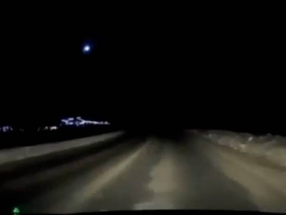 В небе над Камчаткой взорвался метеорит. Его падение попало на видео