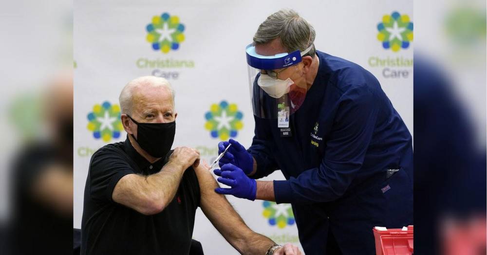 Байден стал первым политиком, получившим вторую дозу прививки против коронавируса