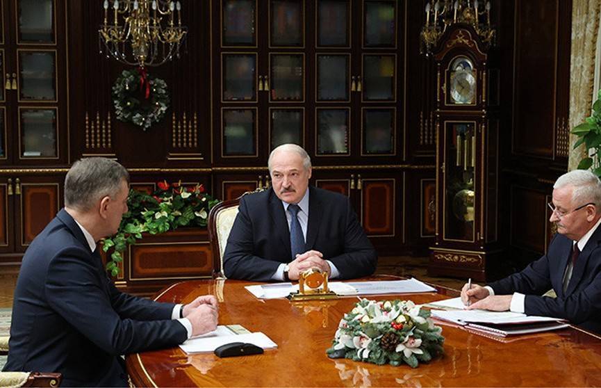 Лукашенко принял с докладом вице-премьера Назарова и министра промышленности Пархомчика
