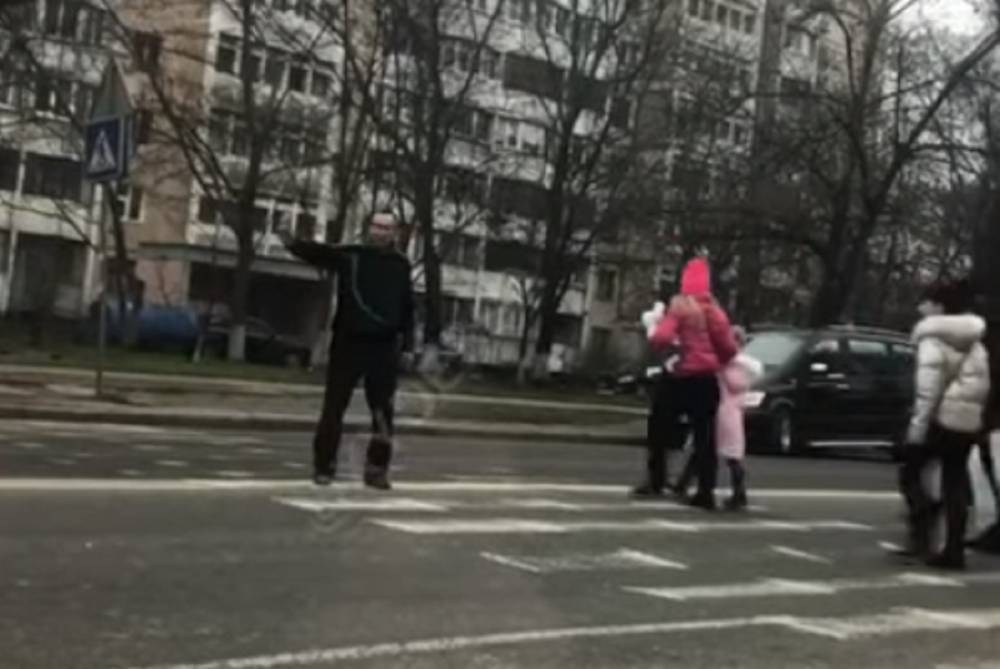 "С бутылкой в руках": в Одессе заметили пьяного регулировщика, курьезное видео