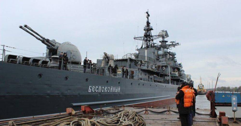 В России с эсминца "Беспокойный" украли два 13-тонных гребных винта из бронзы
