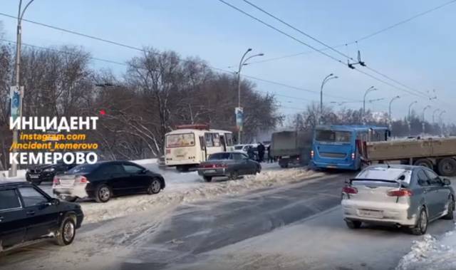 В ГИБДД рассказали подробности ДТП, которое заблокировало дорогу на Ленина в Кемерове