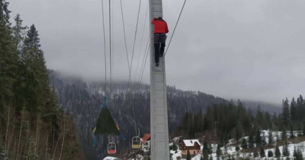 Более полчаса "висели" на морозе: возле горнолыжного курорта Славское во второй раз останавливался подъемник