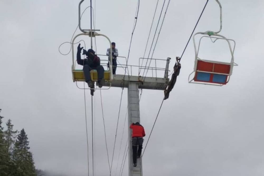 Возле горнолыжного курорта в Карпатах люди застряли на высоте: на помощь пришли спасатели