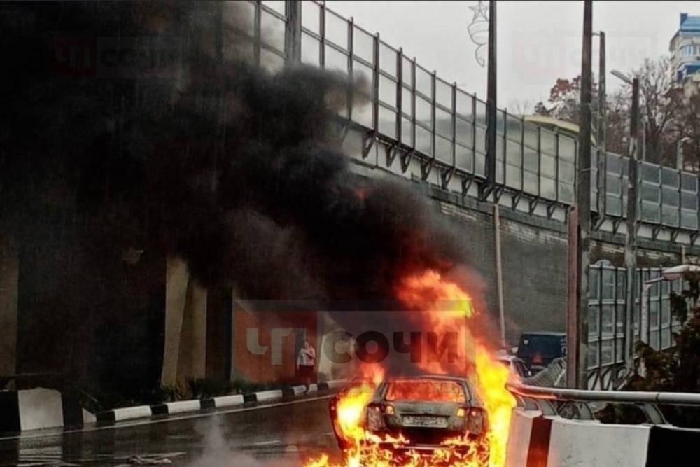 В Сочи неподалёку от стадиона сгорел автомобиль