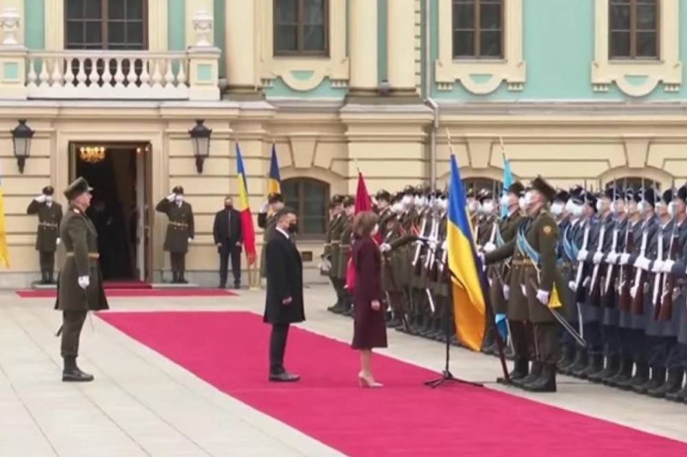 Санду поприветствовала почетный караул словами "Слава Украине": видео