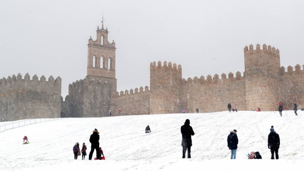 Российские дипломаты помогли жителям Мадрида справиться со снежной стихией
