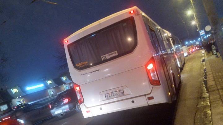 Водитель автобуса в Калининграде переключал передачи шваброй