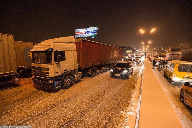 В Москве на МКАД столкнулись три грузовых автомобиля