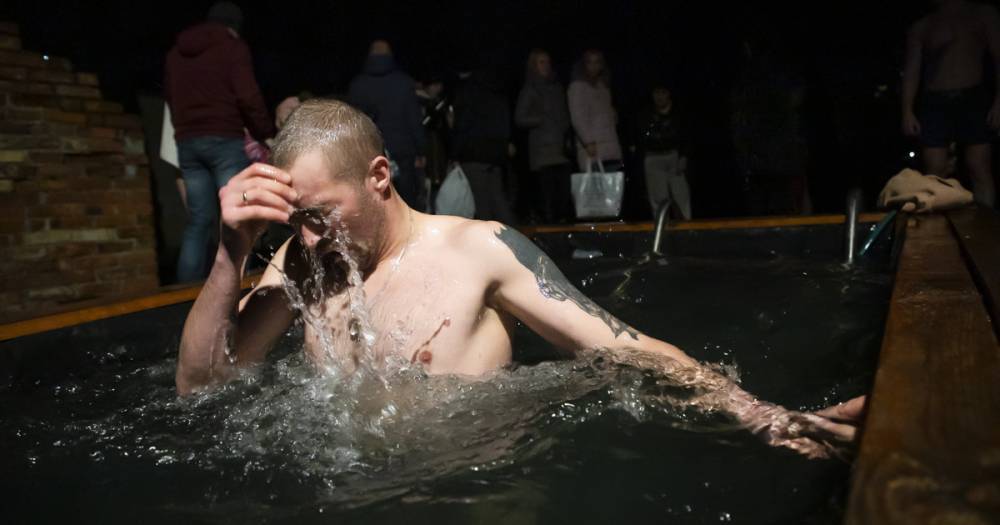 В Минздраве назвали срок вакцинации от COVID-19 для участников крещенских купаний