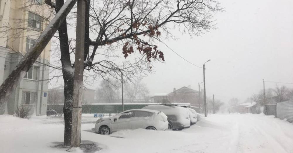 Непогода уже в Украине: более полусотни населенных пунктов в четырех областях остались без света