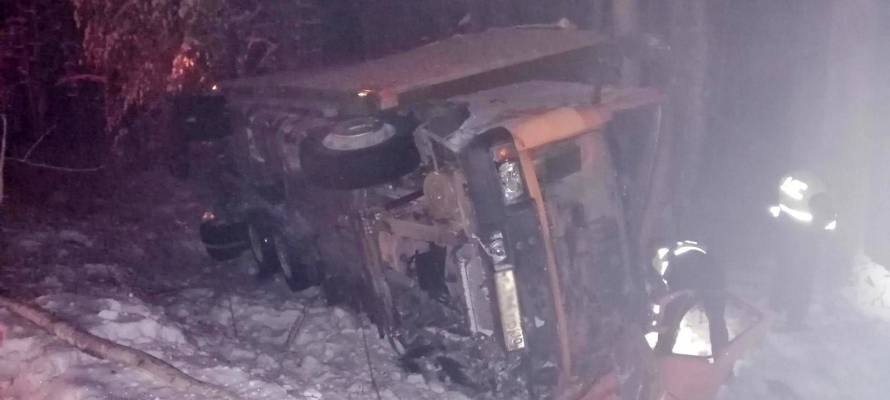 Пьяный водитель грузовика врезался в дерево на севере Карелии