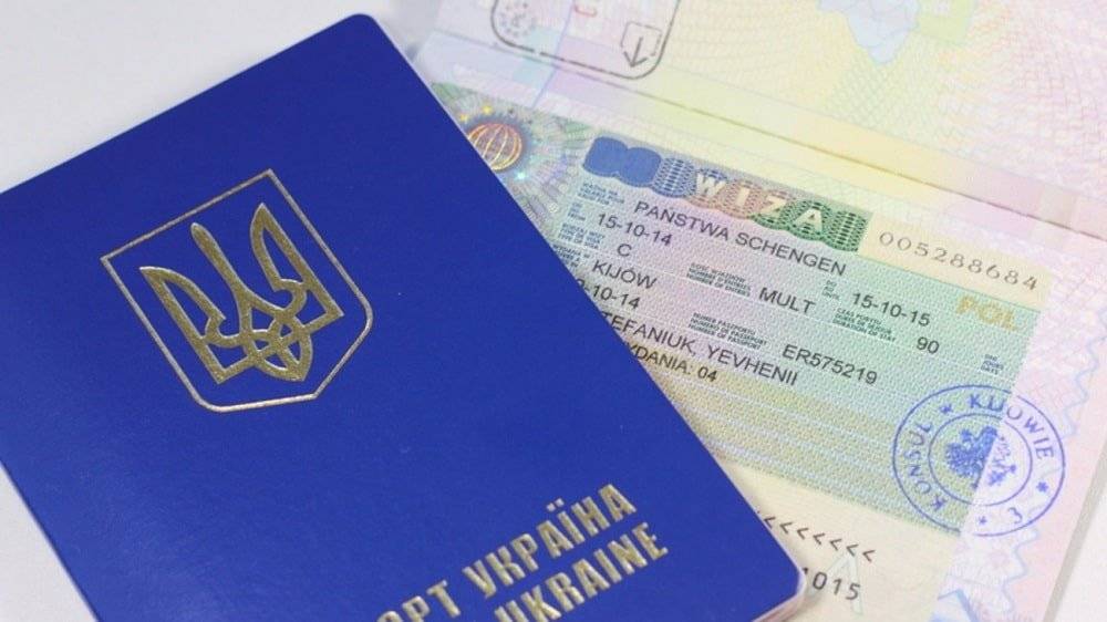 Польша вдвое сократила выдачу виз украинцам